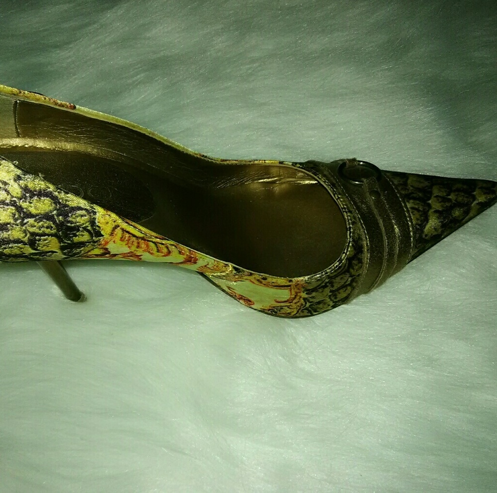 Shoes - Picture 2 of 8